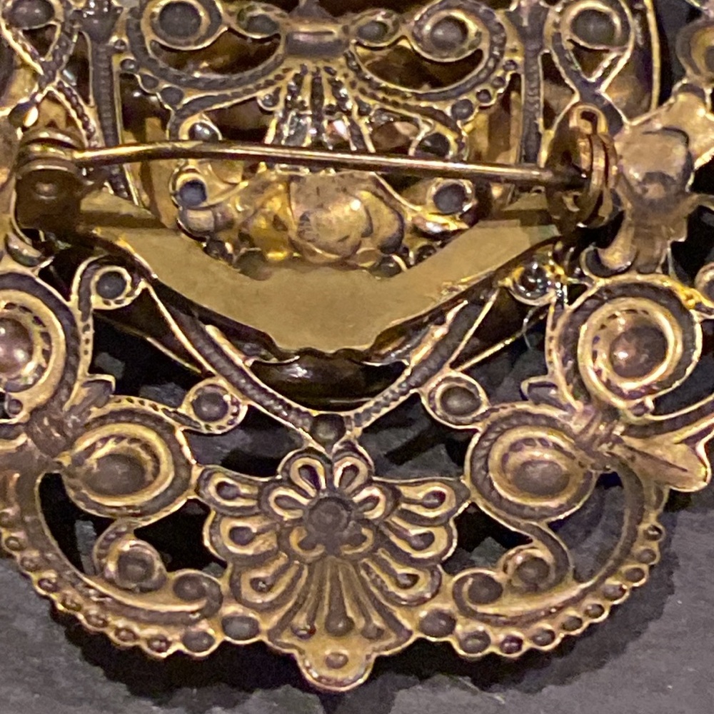 Joseff Of Hollywood Unsigned Cameo Brooch. Antique GoldTone and WhiteCelluloid. - Picture 5 of 8